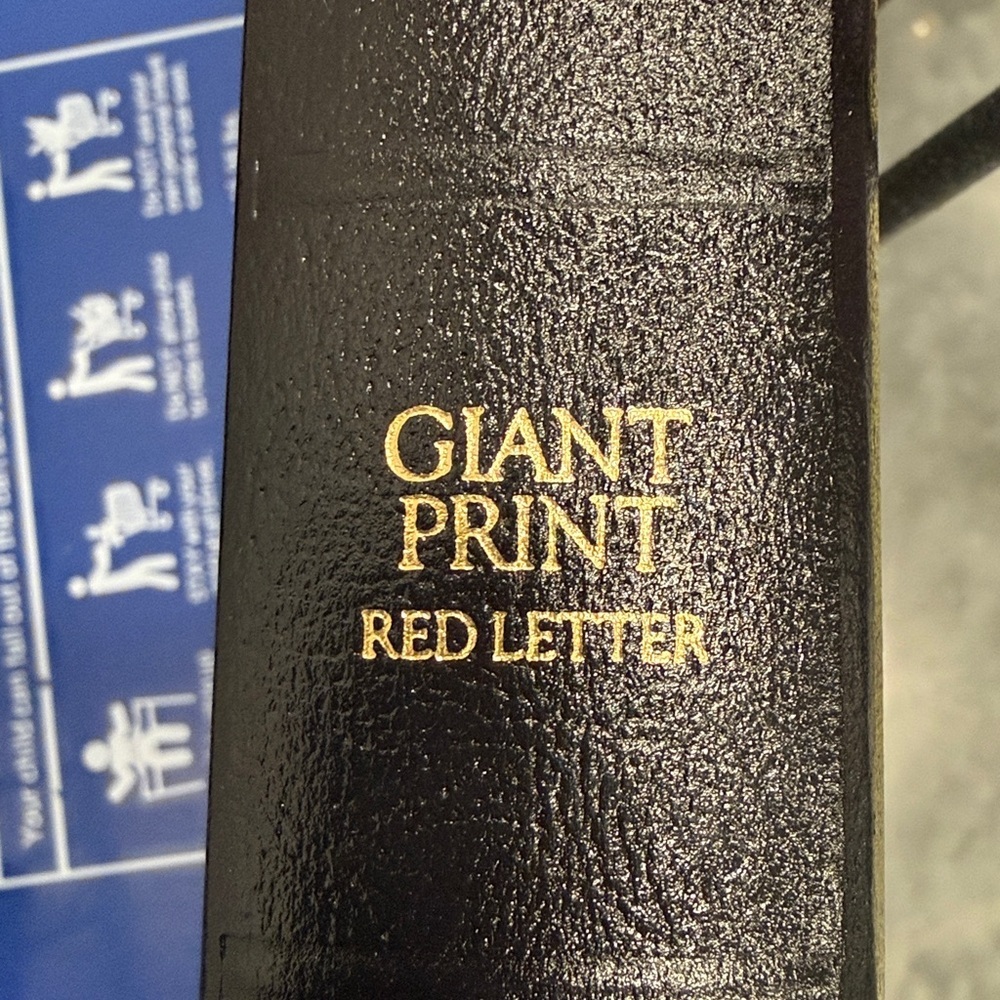 HOLY. BIBLE giant print red letter excellent condition by Thomas Nelson. - Picture 2 of 6